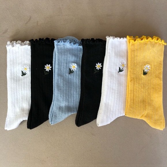 6 pair New Women Crew Ruffle Socks. - Picture 8 of 9